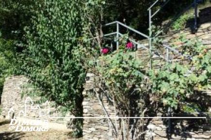 Casa a Caprezzo nel bosco con vista lago.