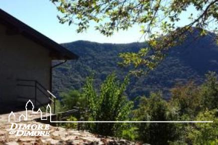 Casa a Caprezzo nel bosco con vista lago.