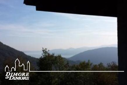 Casa a Caprezzo nel bosco con vista lago.