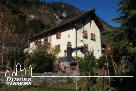 Antica casa a Premia, ristrutturata con giardino.