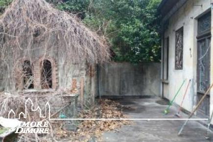 Casa  a Meina con appartamento e negozi 