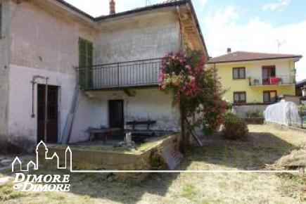 Detached house with garden and warehouse shed