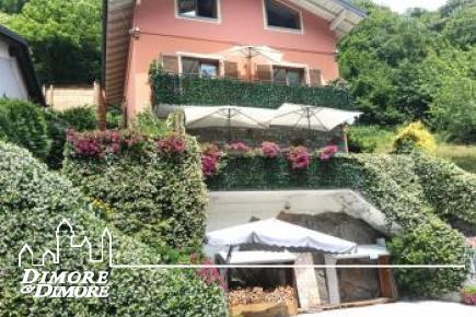 Casa indipendente con due appartamenti e giardino