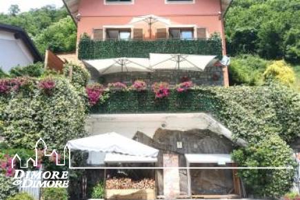 Casa indipendente con due appartamenti e giardino