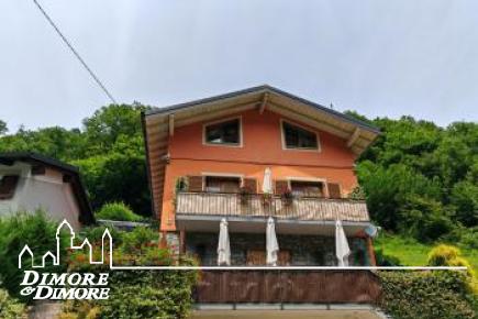 Casa indipendente con due appartamenti e giardino