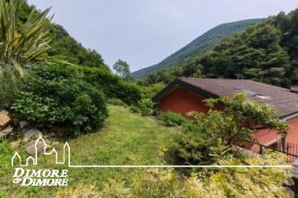 Casa indipendente con due appartamenti e giardino
