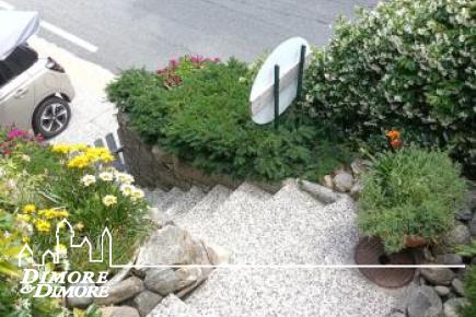 Casa indipendente con due appartamenti e giardino