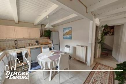 Casa indipendente con due appartamenti e giardino