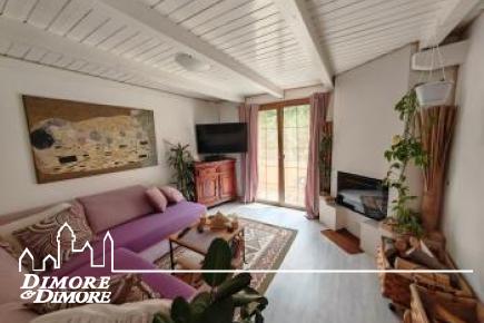 Casa indipendente con due appartamenti e giardino