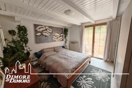 Casa indipendente con due appartamenti e giardino