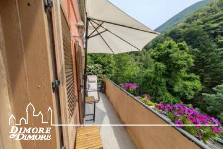 Casa indipendente con due appartamenti e giardino
