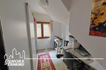 Casa indipendente con due appartamenti e giardino