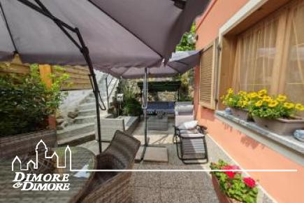 Casa indipendente con due appartamenti e giardino