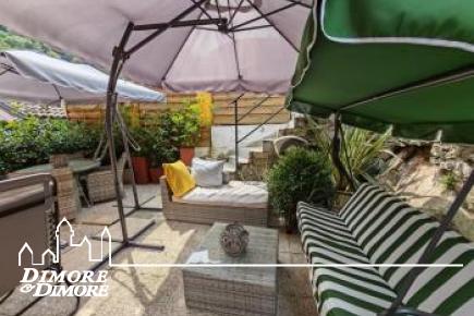 Casa indipendente con due appartamenti e giardino