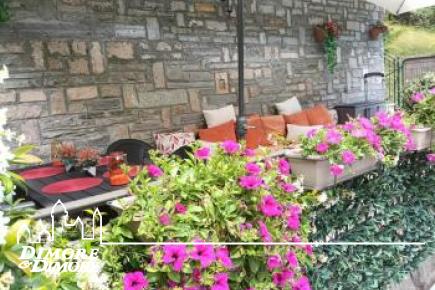 Casa indipendente con due appartamenti e giardino
