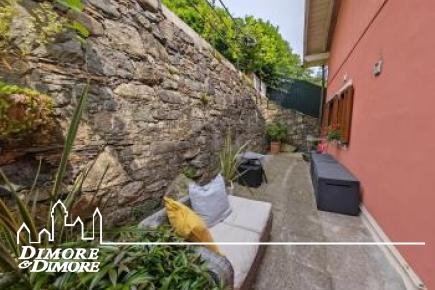 Casa indipendente con due appartamenti e giardino