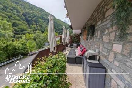 Casa indipendente con due appartamenti e giardino