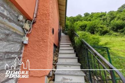 Casa indipendente con due appartamenti e giardino