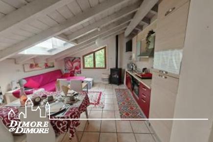 Casa indipendente con due appartamenti e giardino