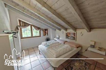 Casa indipendente con due appartamenti e giardino