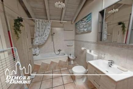 Casa indipendente con due appartamenti e giardino