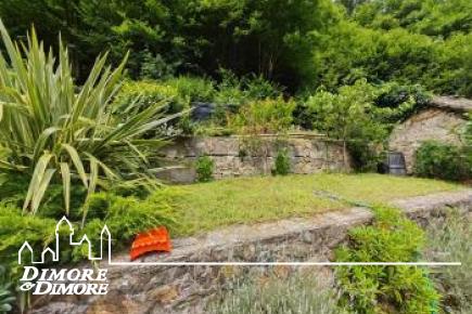 Casa indipendente con due appartamenti e giardino