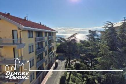 Ampio trilocale molto soleggiato con garage vicino al mare