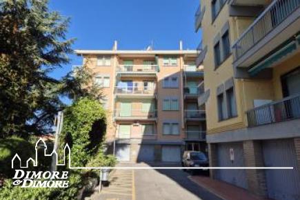 Ampio trilocale molto soleggiato con garage vicino al mare