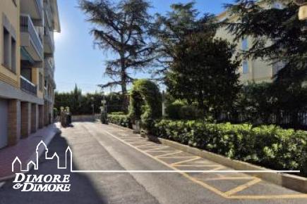 Ampio trilocale molto soleggiato con garage vicino al mare