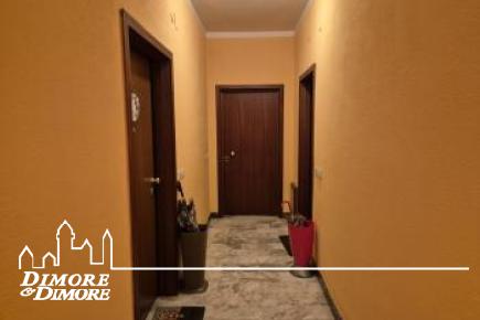 Ampio trilocale molto soleggiato con garage vicino al mare