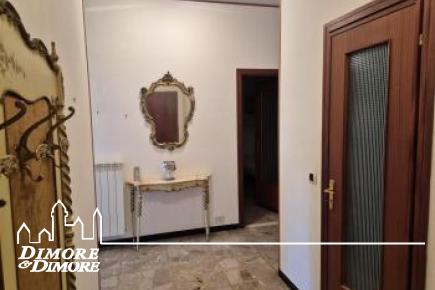 Ampio trilocale molto soleggiato con garage vicino al mare