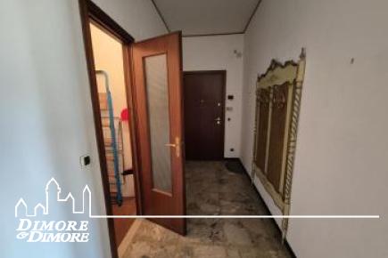 Ampio trilocale molto soleggiato con garage vicino al mare