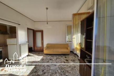 Ampio trilocale molto soleggiato con garage vicino al mare