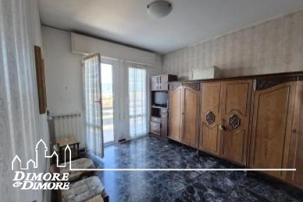 Ampio trilocale molto soleggiato con garage vicino al mare
