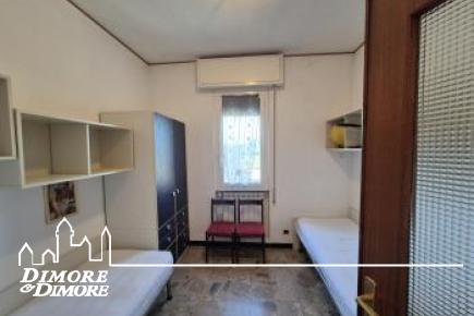 Ampio trilocale molto soleggiato con garage vicino al mare