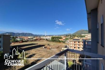 Ampio trilocale molto soleggiato con garage vicino al mare