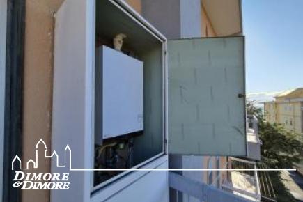 Ampio trilocale molto soleggiato con garage vicino al mare