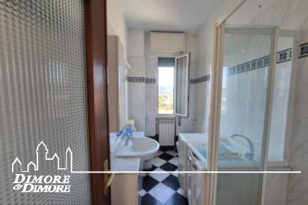 Ampio trilocale molto soleggiato con garage vicino al mare