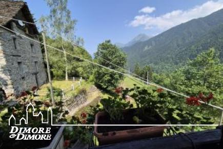 Bellissima porzione di casa Walser del 600 immersa nella natura