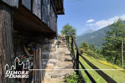 Bellissima porzione di casa Walser del 600 immersa nella natura