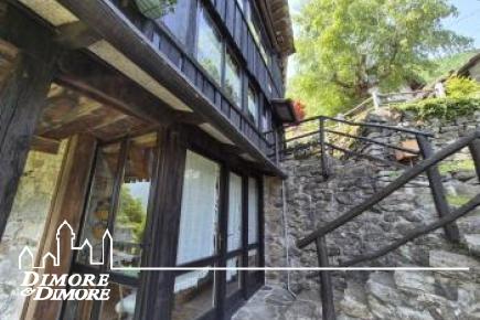 Bellissima porzione di casa Walser del 600 immersa nella natura