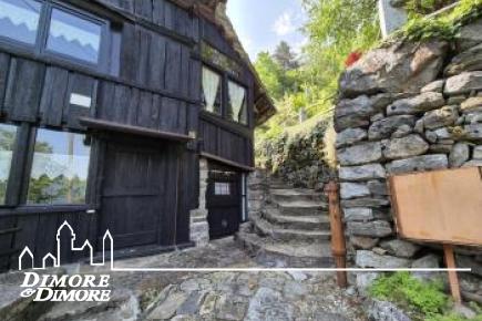 Bellissima porzione di casa Walser del 600 immersa nella natura