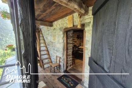 Bellissima porzione di casa Walser del 600 immersa nella natura