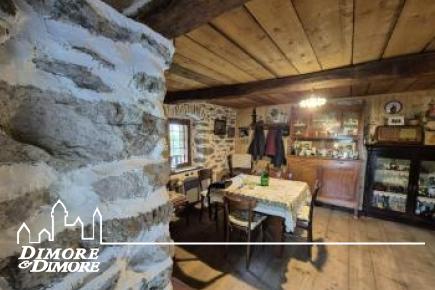 Bellissima porzione di casa Walser del 600 immersa nella natura