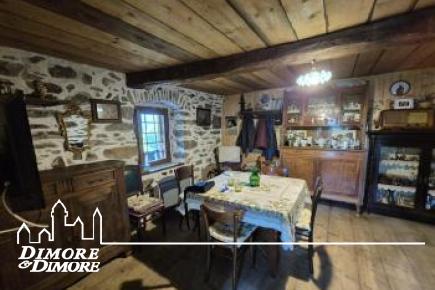 Bellissima porzione di casa Walser del 600 immersa nella natura