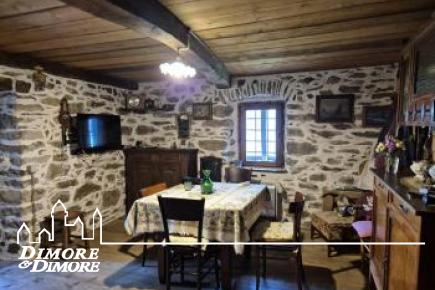 Bellissima porzione di casa Walser del 600 immersa nella natura