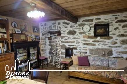 Bellissima porzione di casa Walser del 600 immersa nella natura