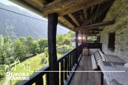 Bellissima porzione di casa Walser del 600 immersa nella natura