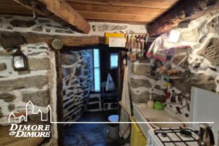 Bellissima porzione di casa Walser del 600 immersa nella natura