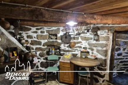 Bellissima porzione di casa Walser del 600 immersa nella natura